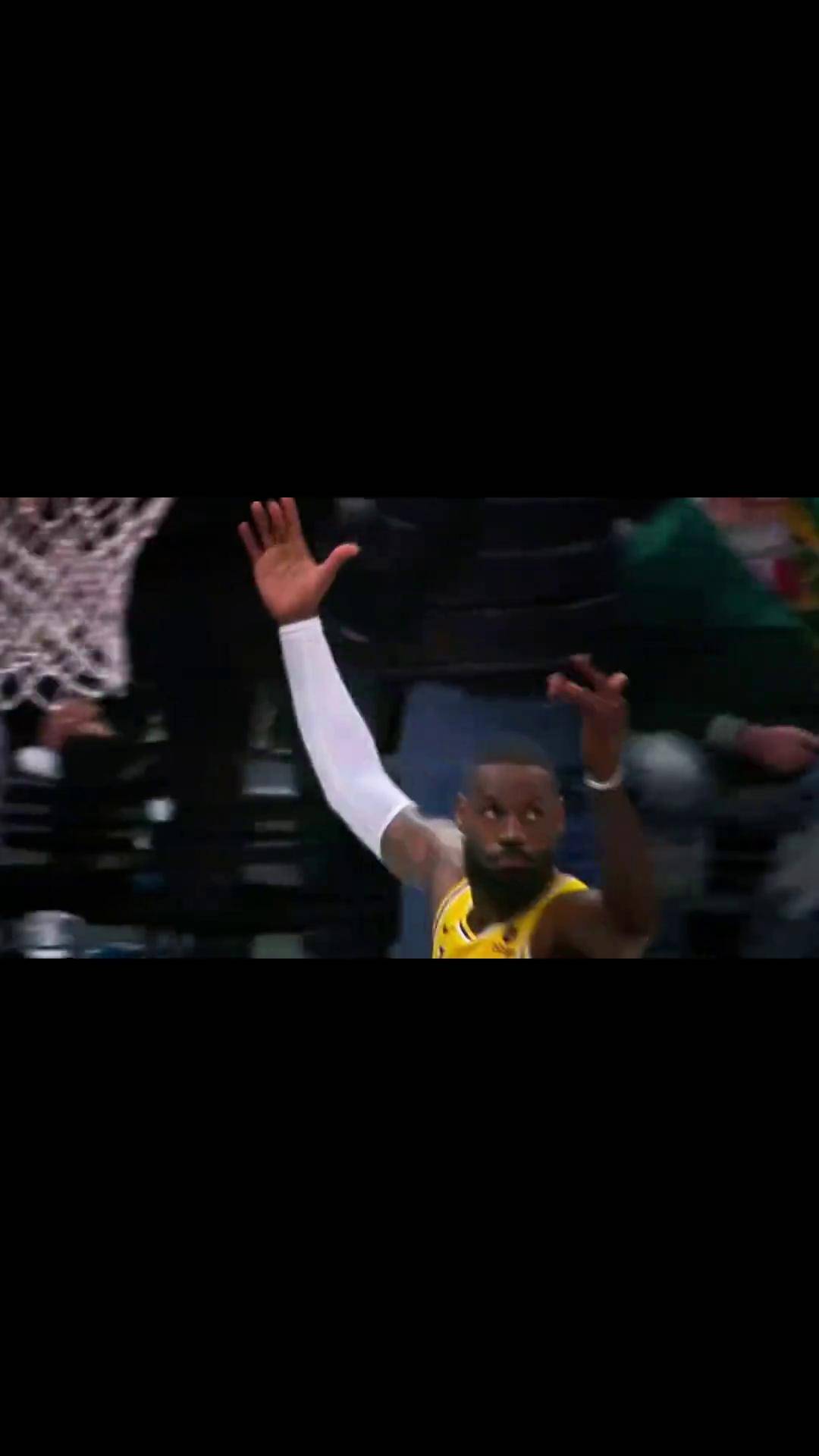 詹姆斯领军湖人逆转快船豪取胜利的简单介绍