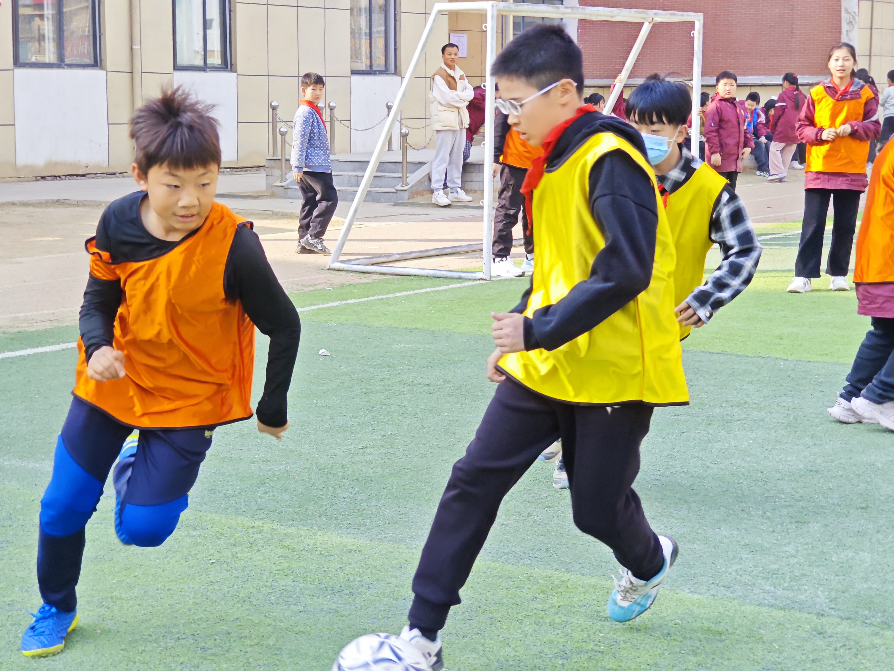 高水平足球比赛中球员传球组织有序 高水平足球比赛中球员传球组织有序