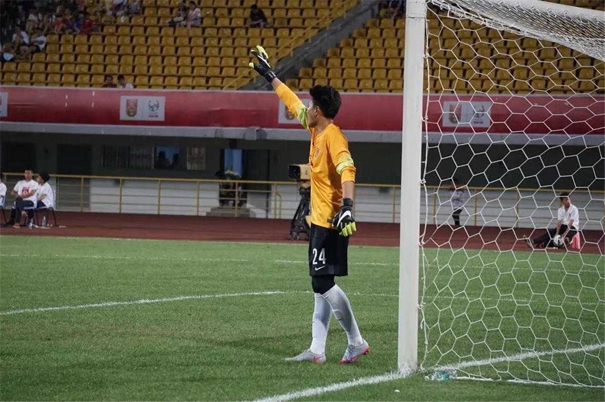 开云体育app-赛场上的新星球员表现抢眼，球迷尖叫不断的简单介绍