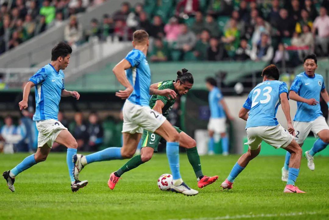 一场关键胜利使球队在联赛中排名攀高 一场关键胜利使球队在联赛中排名攀高