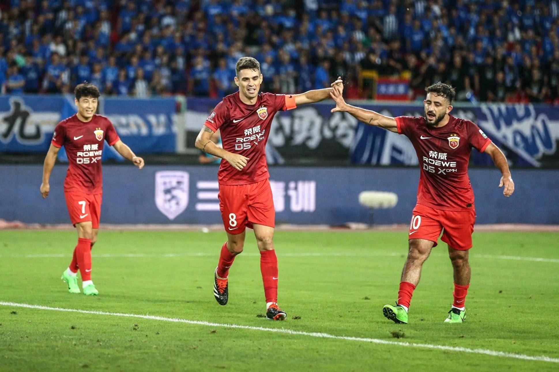 比赛场面激动人心,球员表现耀眼 比赛场面激动人心,球员表现耀眼