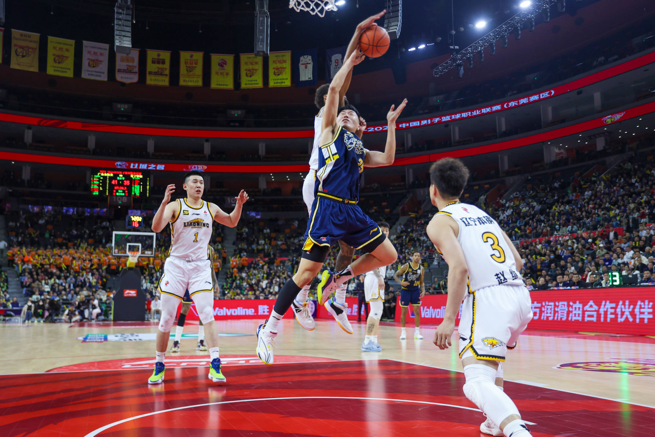 广东主场战胜强敌，晋级季后赛