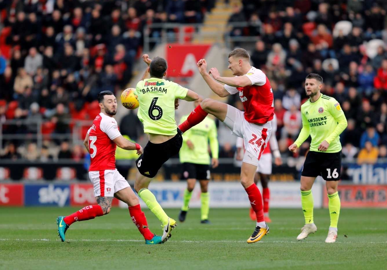 开云体育入口-夺冠热门遭遇强劲对手，焦点一战即将上演