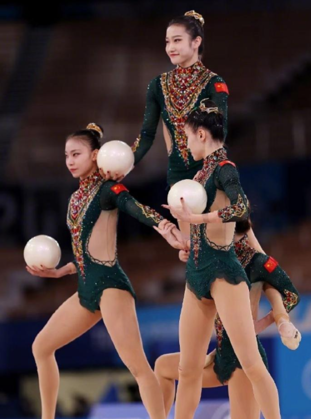 女子足球比赛中，运动员技艺一览无余的简单介绍