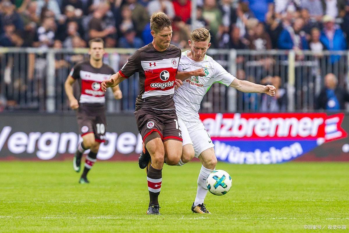 胜负难定：国外球队在比赛中抢夺胜利