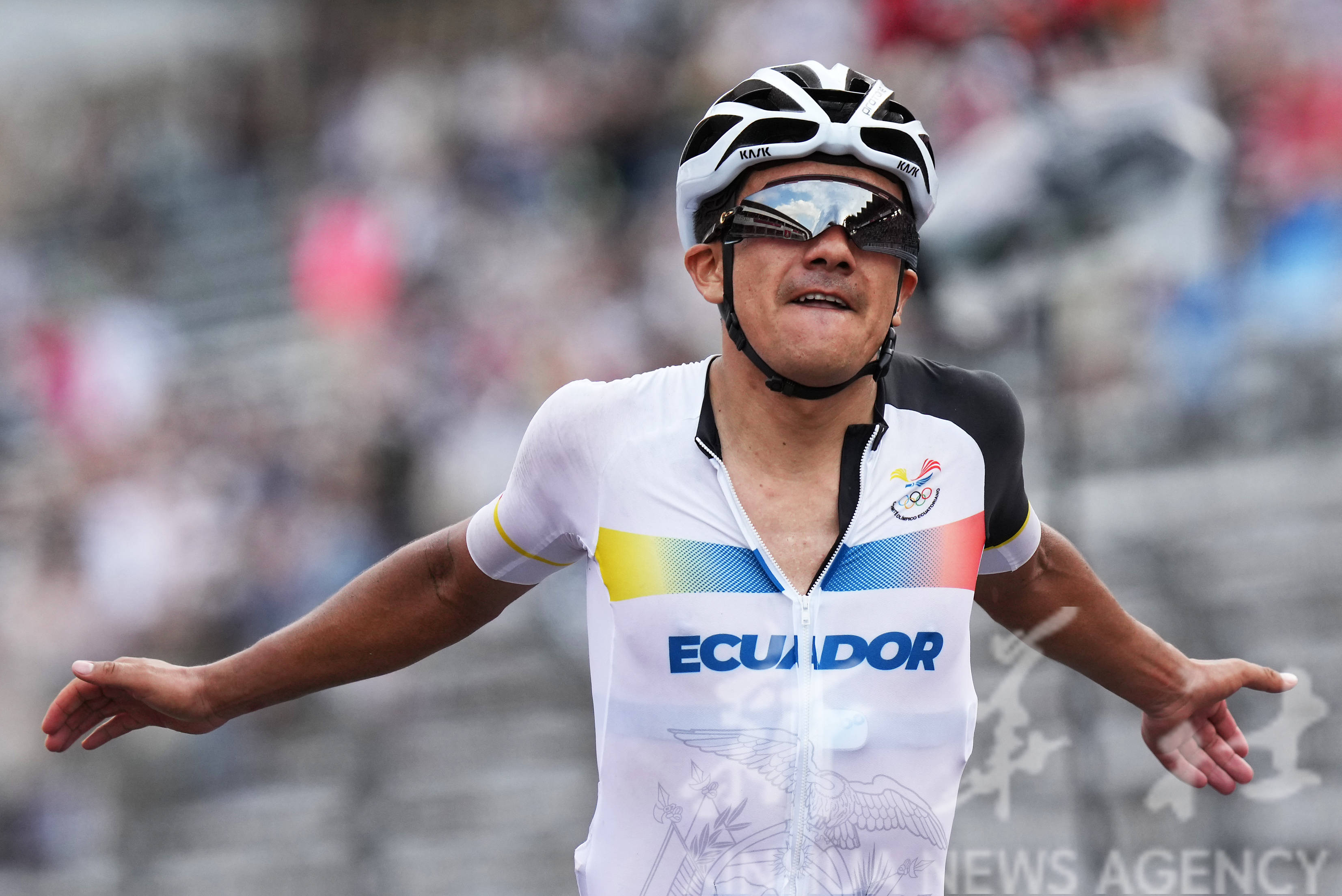 荷兰自行车选手冲过终点,揽获金牌 荷兰自行车选手冲过终点,揽获金牌