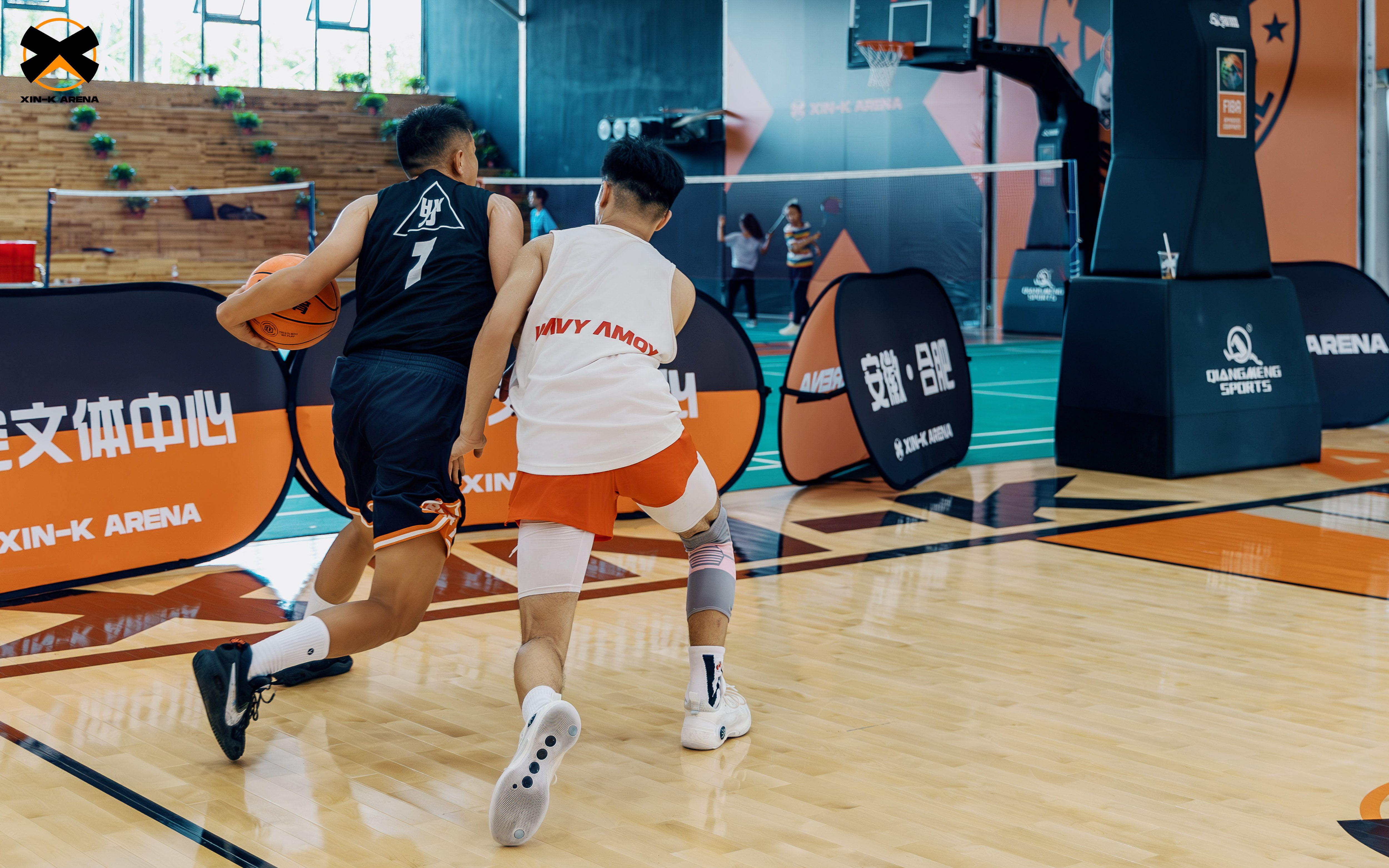 包含激烈角逐:两支强队在场上展开激烈对抗的词条 包含激烈角逐:两支强队在场上展开激烈对抗的词条