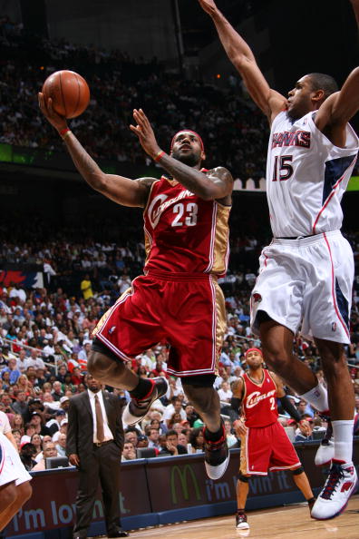 老鹰逆转骑士,场内激烈对抗看点十足 老鹰逆转骑士,场内激烈对抗看点十足