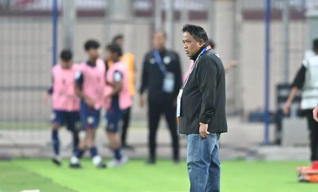 泰国球队球迷近距离支持本土英雄