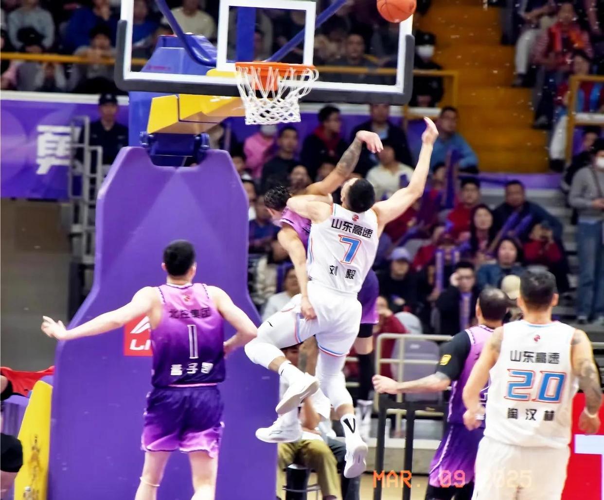 山东男篮客场胜利,紧紧追随积分榜前列球队的简单介绍 山东男篮客场胜利,紧紧追随积分榜前列球队的简单介绍