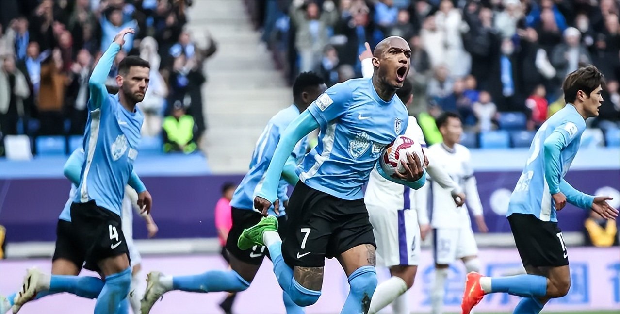 强强对决再次演绎足球场上激烈较量的简单介绍