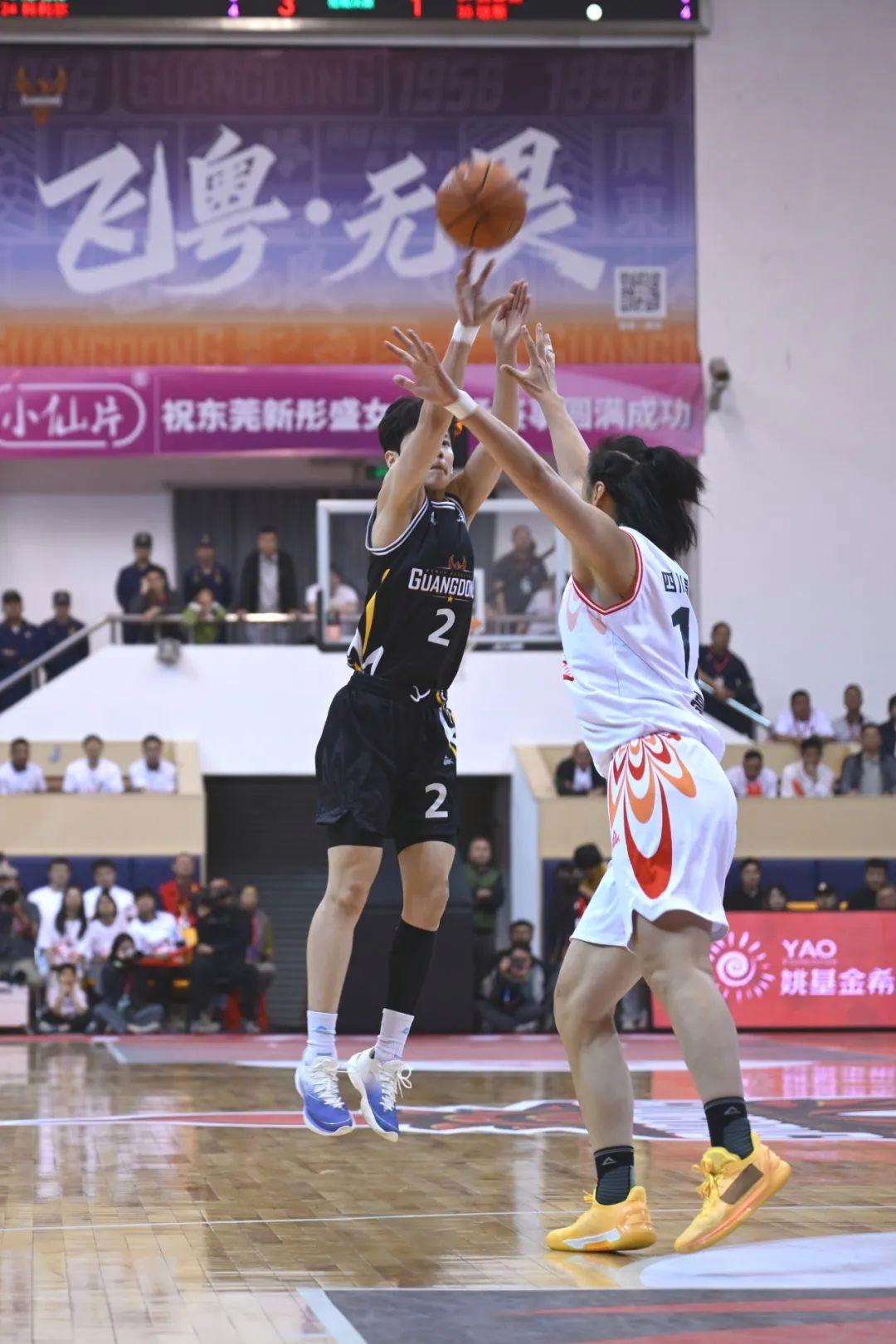 双方在比赛中展现出极致表现,篮球界掀起新高潮! 双方在比赛中展现出极致表现,篮球界掀起新高潮!