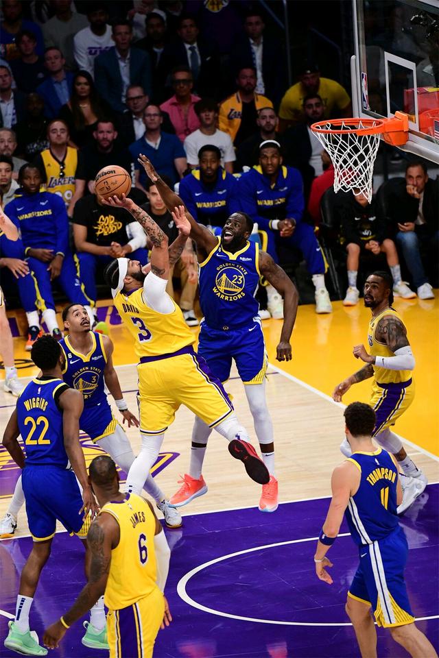 勇士队击败湖人队,取得连胜 勇士队击败湖人队,取得连胜