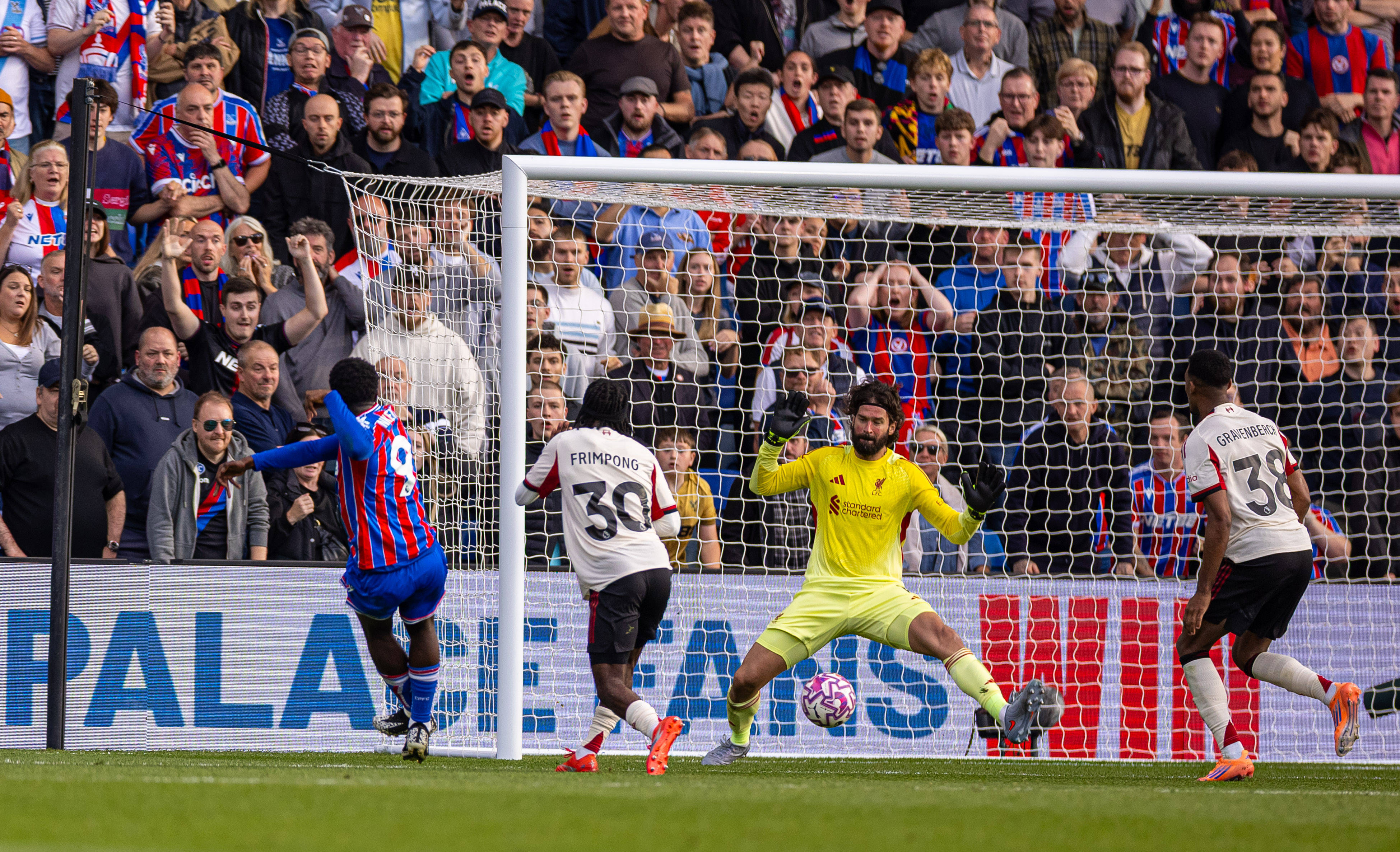 曼城客场大胜对手,继续紧追英超领头羊 曼城客场大胜对手,继续紧追英超领头羊