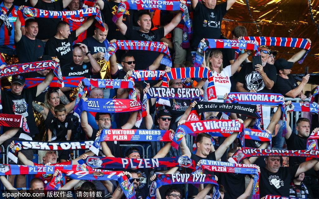 精彩的足球赛事吸引了众多球迷的关注