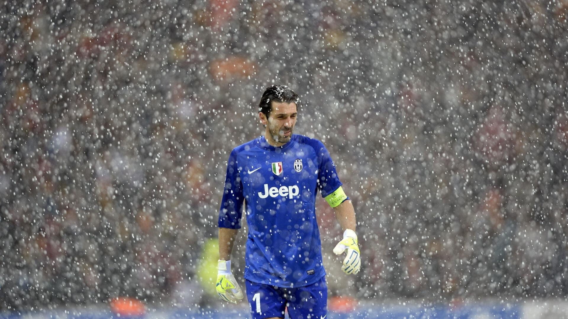 跨越篮球与足球的奇迹，西决生死战的焦点光芒与罗马爆冷瑞士的逆袭启示