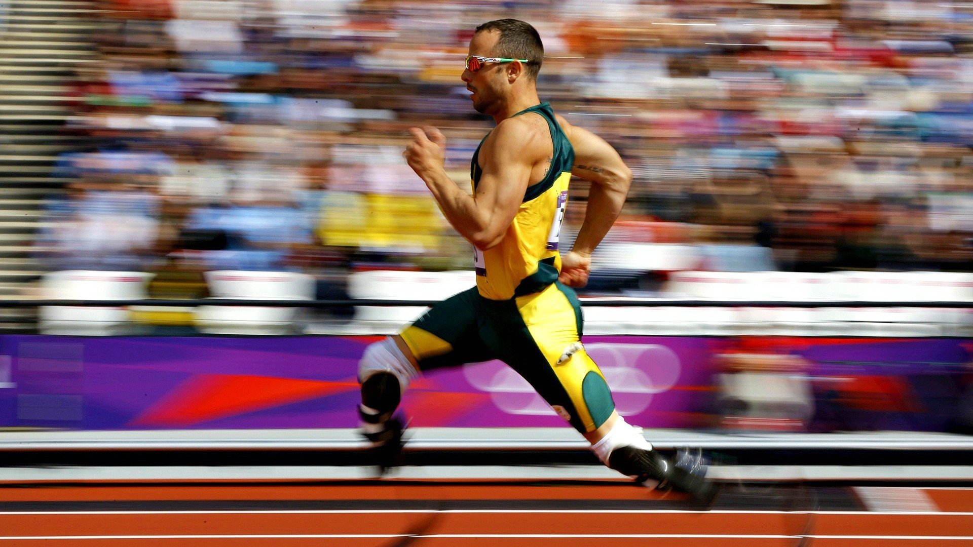 本身就充满了戏剧性的反差和张力—一个是中国乒乓球队的人民艺术家，一边是传统的足球劲旅。要将它们融为一篇唯一性的文章，关键在于找到一个高概念的叙事框架，让跨界的元素合理且震撼